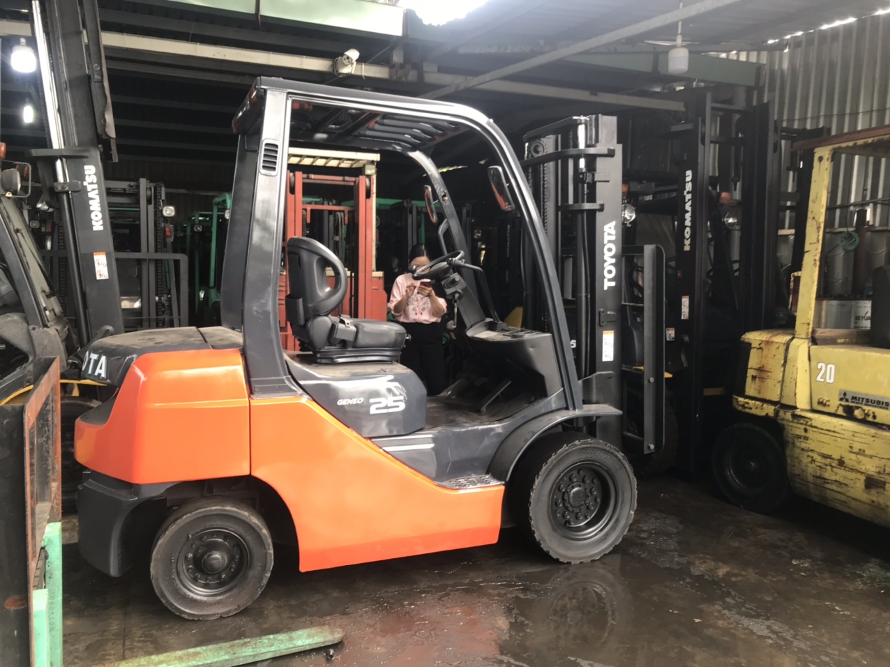 Dich vụ cho thuê xe nâng hàng xe nâng Toyota, Komatsu, Mitsubitshi các loại giá rẻ TPHCM