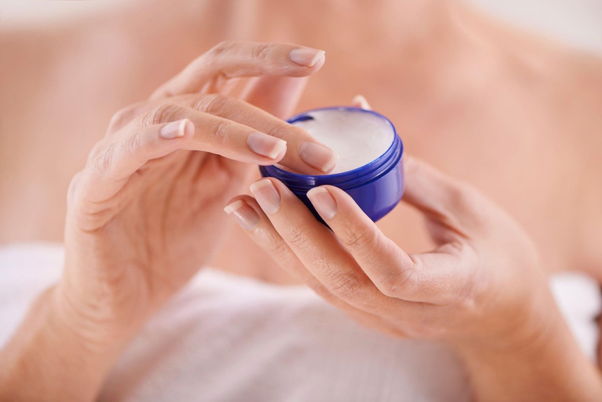Skin care cơ bản tỉnh thức: Các thành phần hóa chất trong mỹ phẩm có tác dụng phụ hay không?