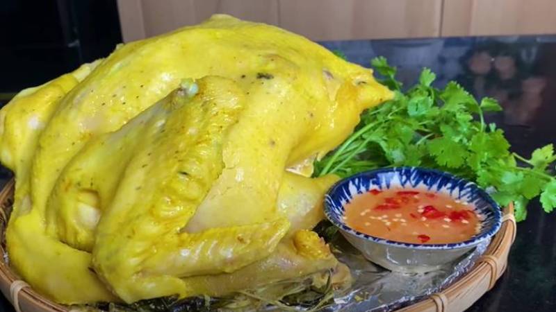 Gà ủ muối hoa tiêu da giòn, thịt hồng ngon từ gà vườn nhà ông Am