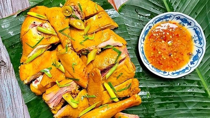 Gà ủ muối hoa tiêu da giòn, thịt hồng ngon từ gà vườn nhà ông Am 
